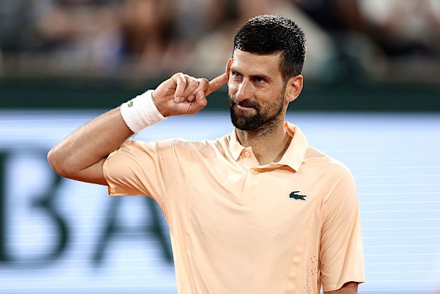 Novak Djoković ze Srbska slaví proti Giovanni Mpetshi Perricardovi ze Francie.