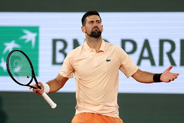 Novak Djoković ze Srbska slaví proti Giovanni Mpetshi Perricardovi ze Francie.