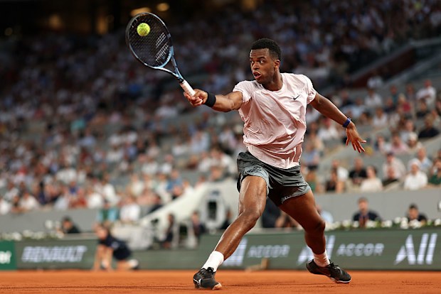 Giovanni Mpetshi Perricard z Francie hraje backhand proti Novaku Djokovičovi ze Srbska.