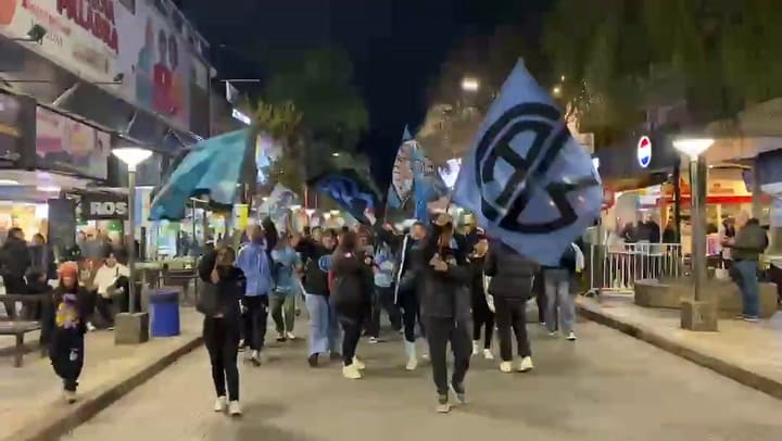 En Villa Carlos Paz también hubo celebraciones por la victoria de Belgrano