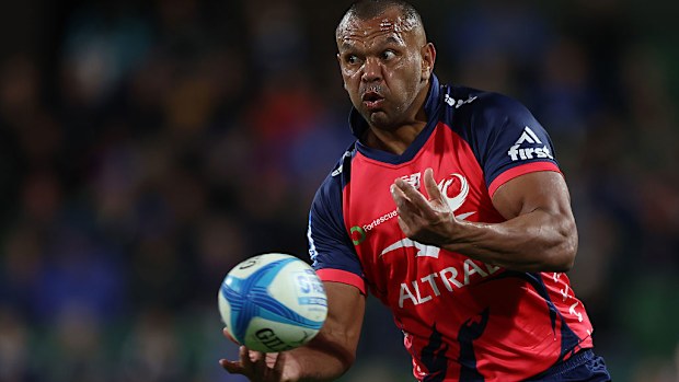 Kurtley Beale of the Force passes the ball.