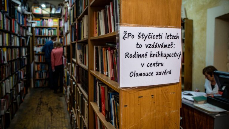 ʼPo čtyřiceti letech to vzdávámeʼ: Rodinné knihkupectví v centru Olomouce zavírá