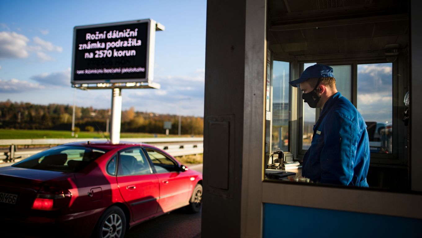 Roční dálniční známka podražila na 2570 korun: krátkodobá varianta se vyplatí jen v jednom případě
