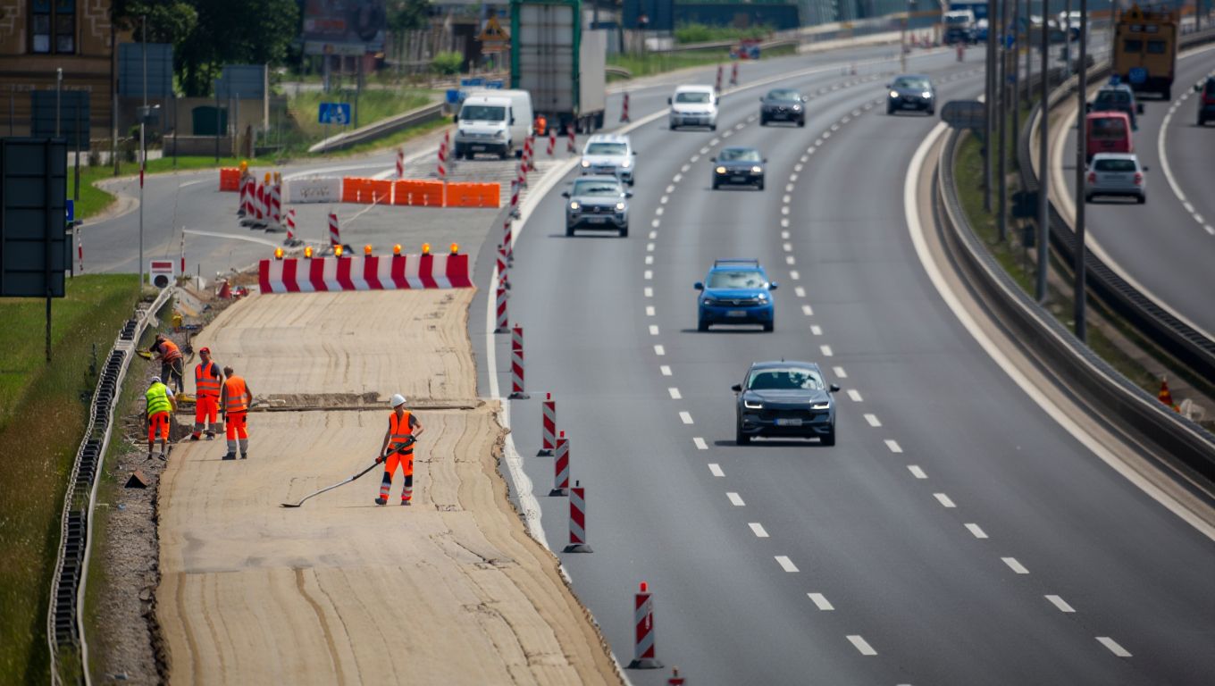 Zvlněná D1 v Ostravě se po letech soudů konečně opravuje: řidiči za to zaplatí jedním pruhem až do jara