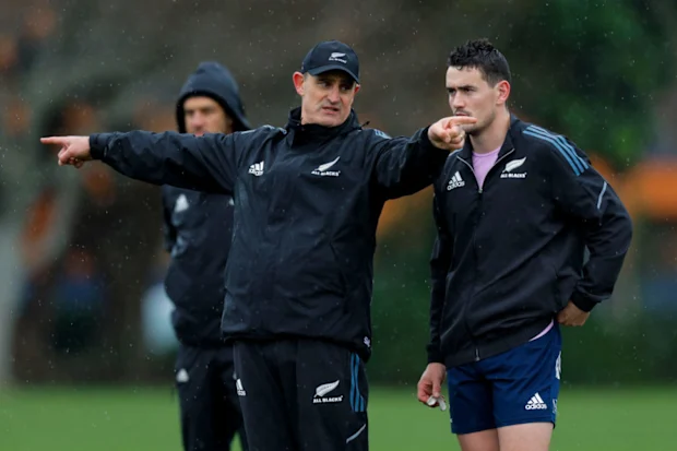 Asistent trenéra Scot McLeod hovoří s Will Jordanem během tréninku All Blacks na Hutt Recreation Ground.