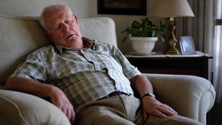 Proč se starším lidem po obědě tak chce spát: neurologové znají skutečný důvod a není to jídlo