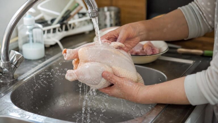 Většina Čechů kuře před vařením oplachuje: hygienici to označují za nejhorší chybu v kuchyni