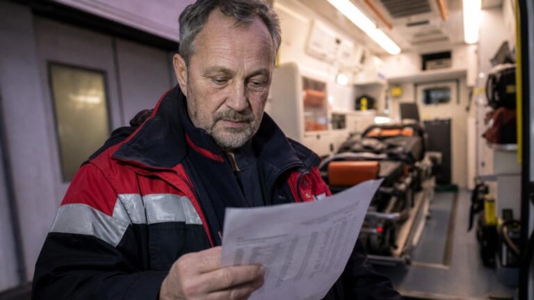Záchranář po třiceti letech ve službě ukázal svou výplatní pásku: částka zaskočila i jeho kolegy