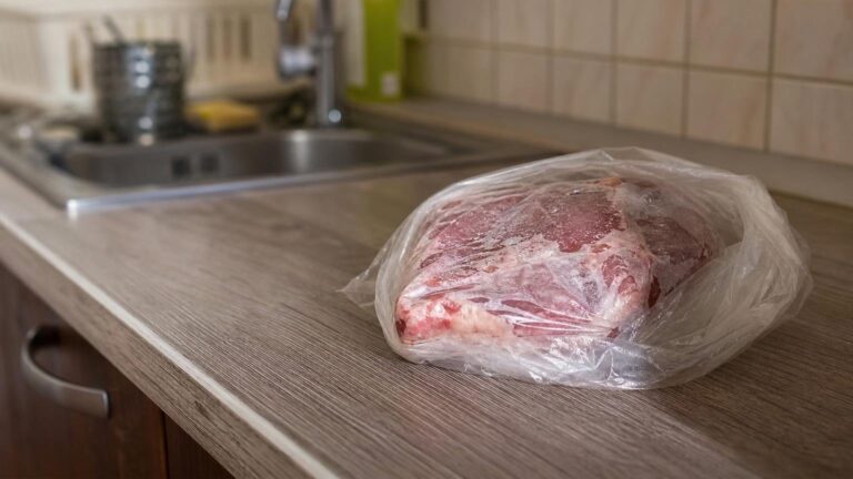 Většina Čechů rozmrazuje maso přes noc na lince: hygienici v tom vidí nejrizikovější zvyk české kuchyně